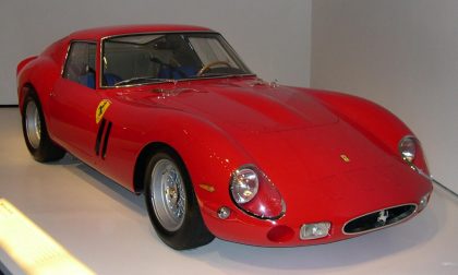Cercano di vendere una Ferrari 250 GTO falsa: denunciati i "maghi della truffa"