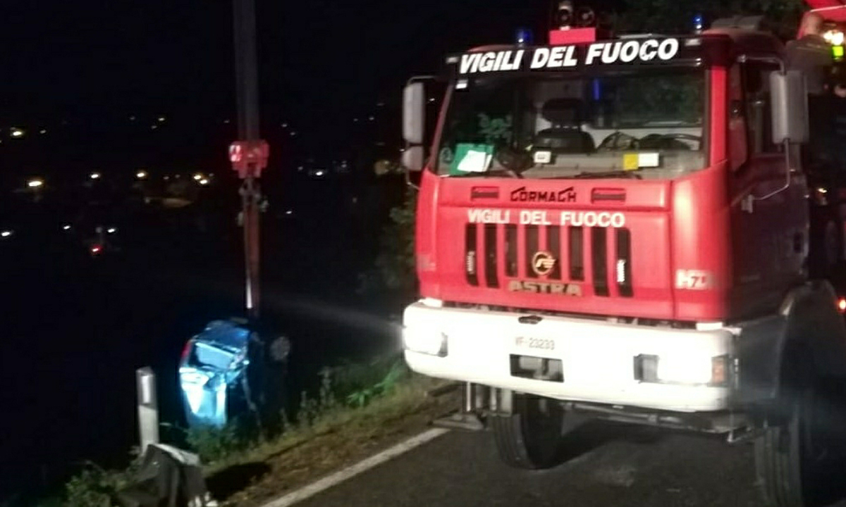 Finisce con l’auto nella scarpata ad Almese, conducente miracolata