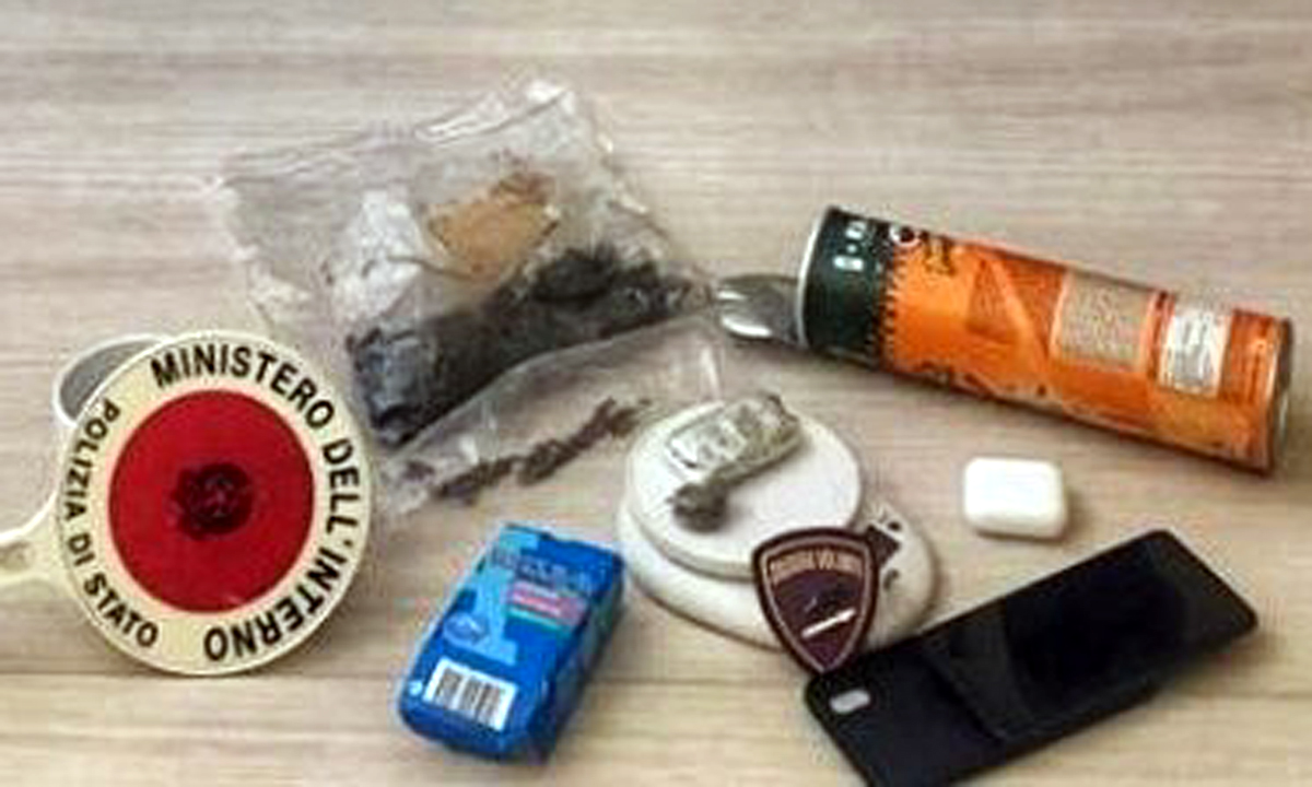 Compagni di merenda nei guai: nelle patatine c’è la sorpresa