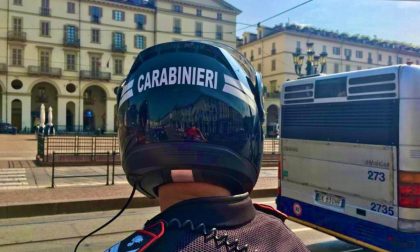 Per sfuggire ai carabinieri un pusher si nasconde sul bus e inghiotte la droga