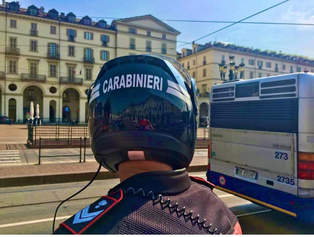 Per sfuggire ai carabinieri un pusher si nasconde sul bus e inghiotte la droga