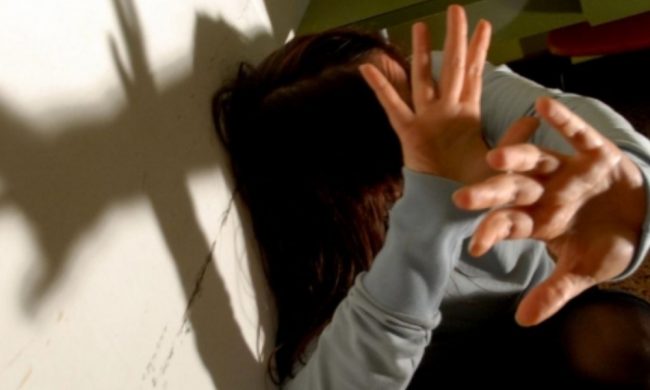 Ancora violenza domestica: bastonate alla moglie per gelosia davanti ai figli piccoli