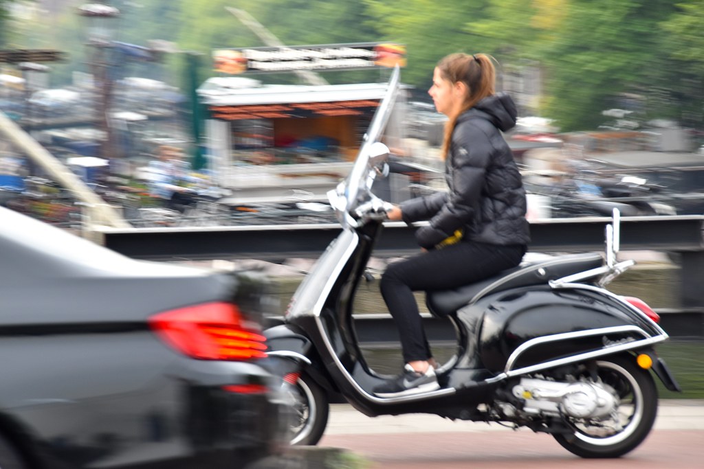 Sullo scooter del collega e senza patente: sanzionati entrambi