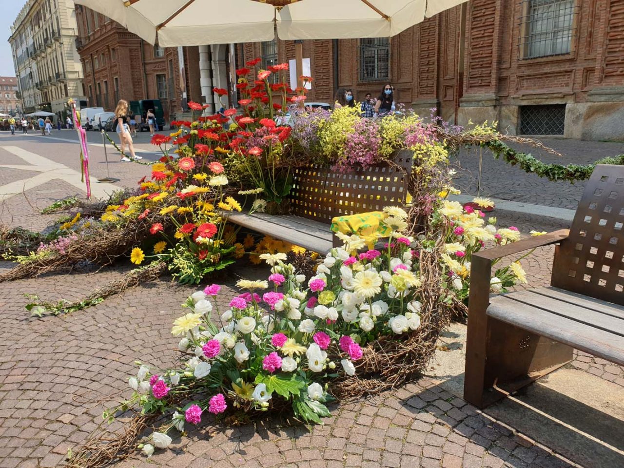 “Ripartiamo con un fiore nel centro di Torino”