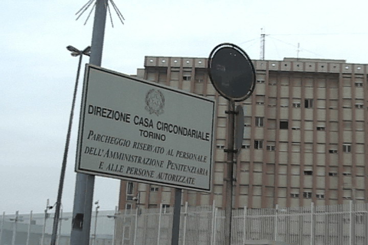 Maxi perquisizione al carcere delle Vallette: trovati smartphone, spranghe e droga