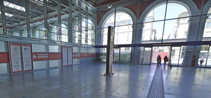 Panico in stazione, tenta di accoltellare passanti e poliziotti: arrestata
