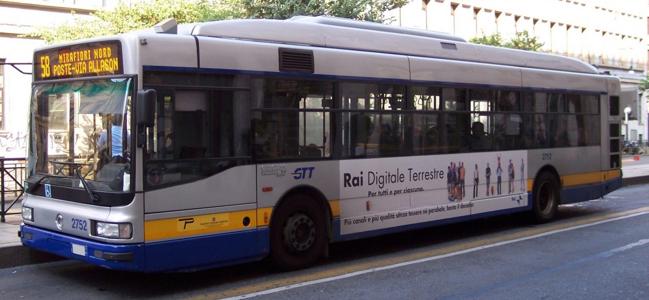Negazionista in autobus si rifiuta di indossare la mascherina, scoppia la rissa