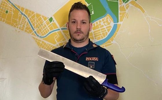 Lite per droga: regolamento di conti con un coltello da macellaio
