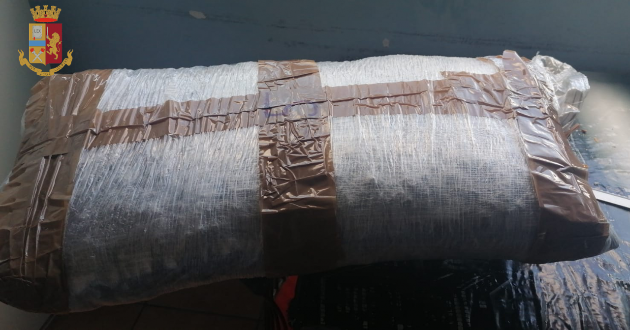 Convivenza in fumo: oltre alla valigia lui voleva portare anche la droga