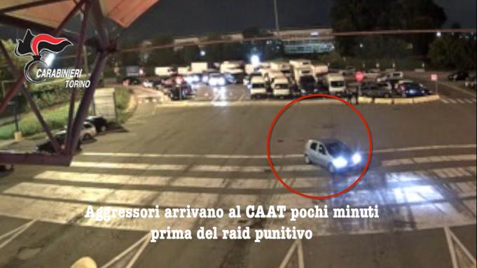 Mazze ferrate tra le angurie: “Al mercato comandiamo noi”