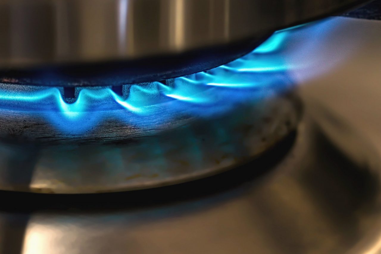Stacca gas e corrente e chiude fuori casa moglie e figlio: “Non erano attenti alle bollette”