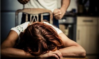 Dieci anni di violenze fisiche e psicologiche nei confronti della ex moglie, arrestato per stalking