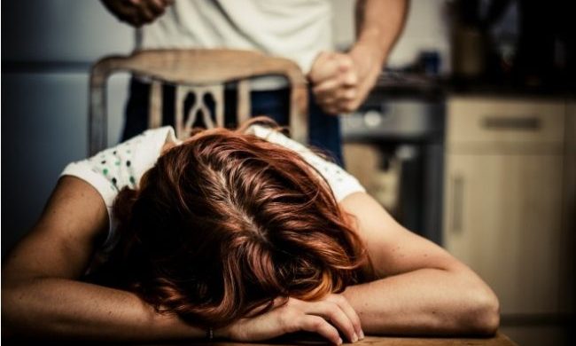 L’ennesima aggressione nei confronti della moglie e della figlia: arrestato