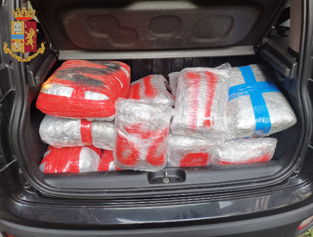 Maxi sequestro di droga destinata alla movida: in auto 55 chili tra marijuna e hashish