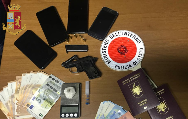 Non solo spacciatori: in casa avevano una pistola. Arrestati