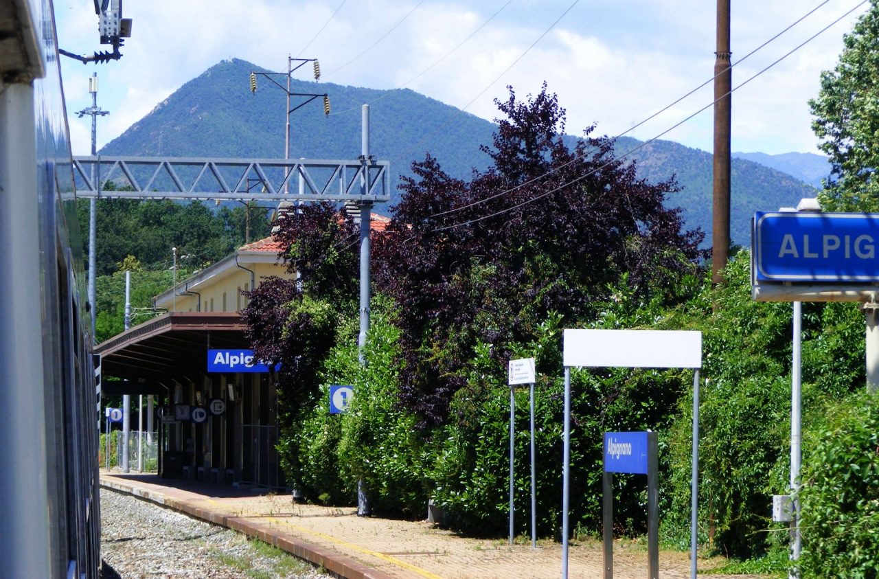 Caldo, noia e un cellulare in mano: la miscela esplosiva per due bulli sul treno
