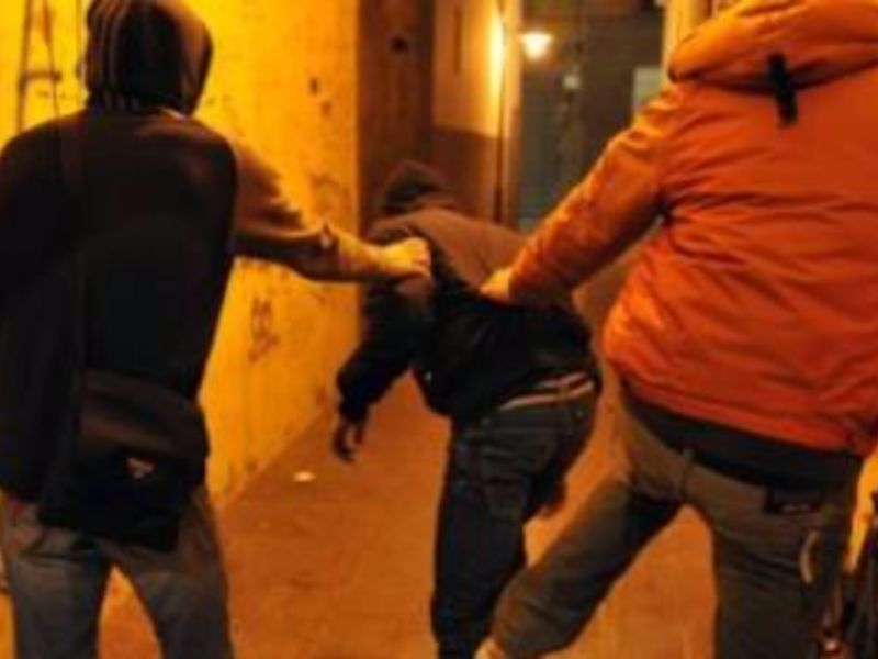 68enne di Carmagnola chiede ad un gruppo di giovani di non dare le pallonate alle auto e viene aggredito