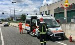 Ambulanza soccorre un uomo scampato da un incendio e si schianta