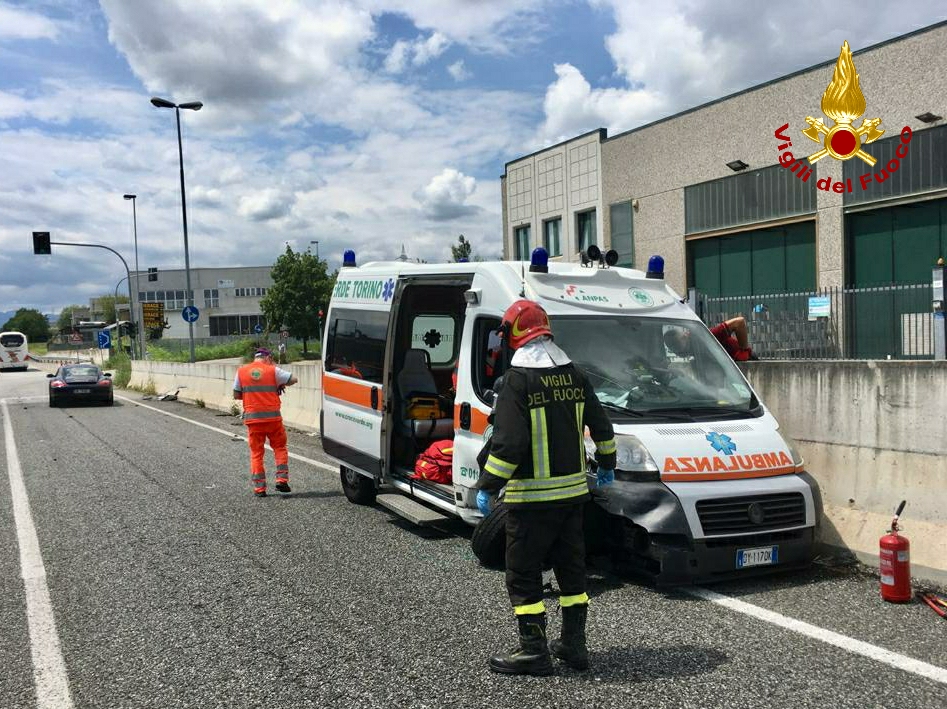Ambulanza soccorre un uomo scampato da un incendio e si schianta