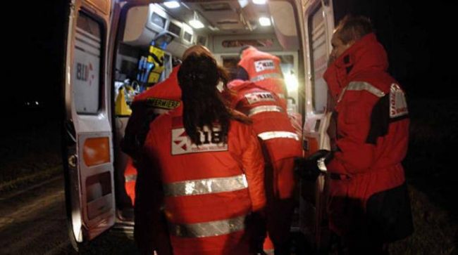 Escono di strada lungo la A55: 26enne in codice rosso, ferita una donna