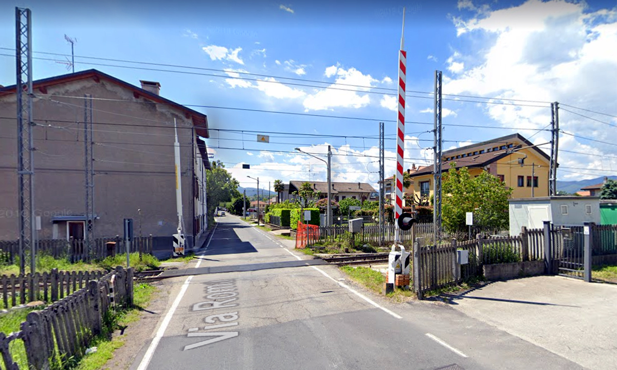 Si ribalta in mezzo al passaggio a livello proprio mentre sopraggiunge il treno