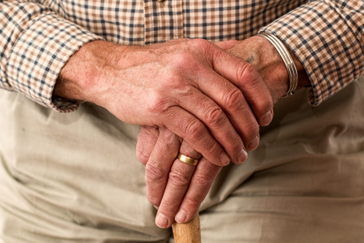 Due badanti rumene raggirano e derubano il 97enne che dovevano accudire, complice il direttore di banca