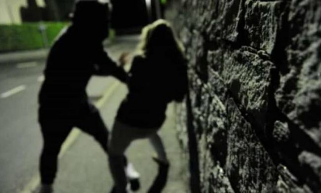 Aggredisce una donna, le ruba il cellulare poi scappa: ma la sua fuga dura poco