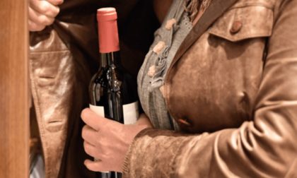 Furto in enoteca: rubano bottiglia di vino del valore di quasi mille euro