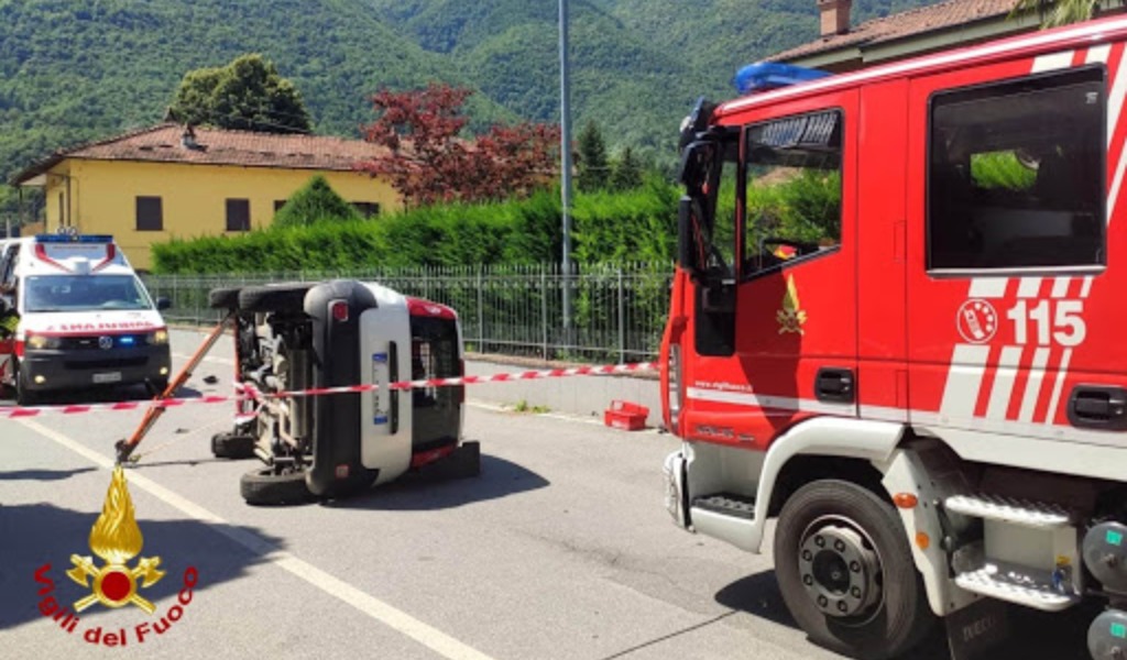 Scontro tra due Fiat Panda, una si capotta in mezzo alla strada