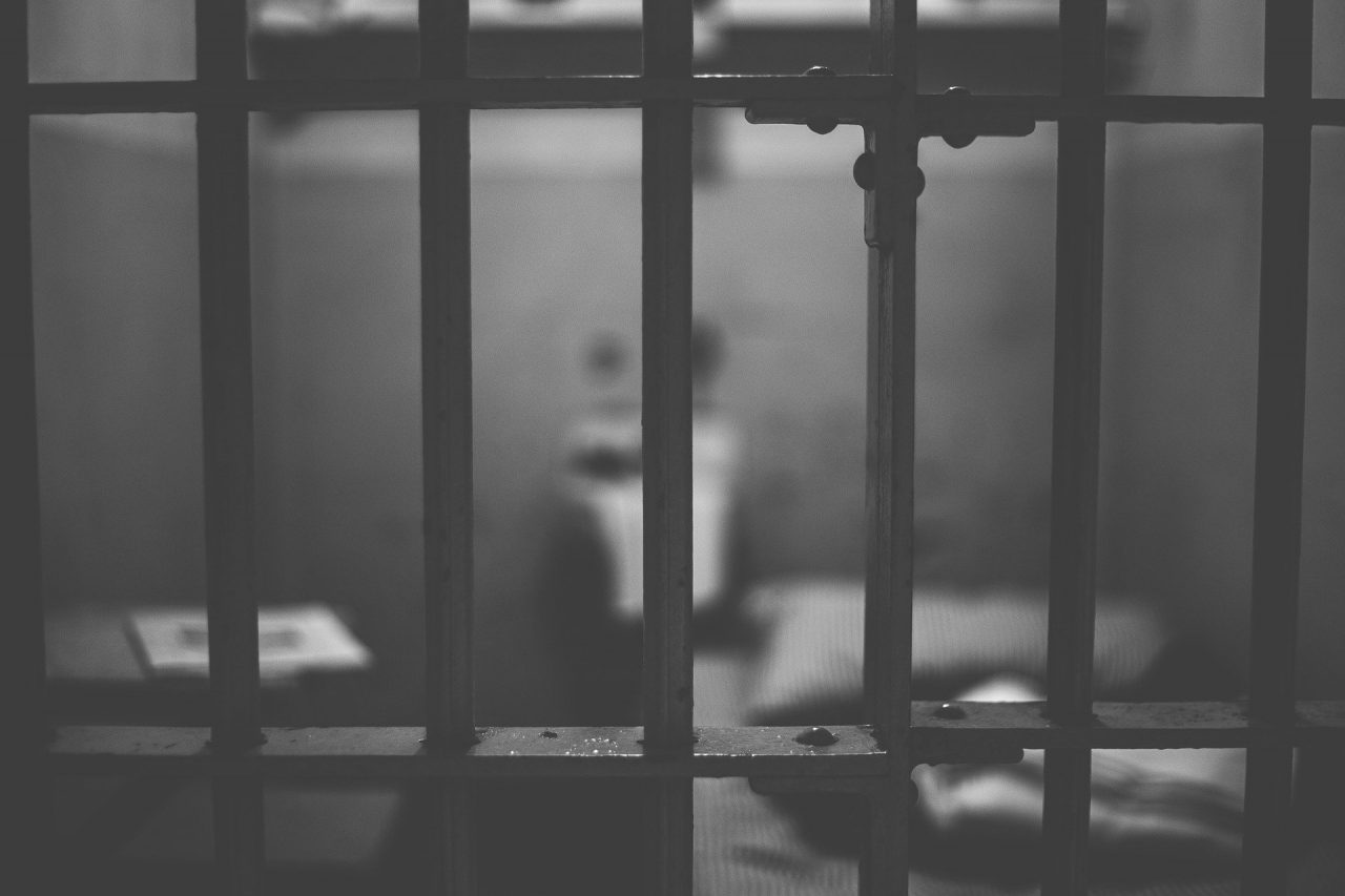 Violenze sui detenuti: “Picchiavano e ridevano”. Indagato anche il direttore del carcere