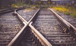 Tragedia sui binari: uomo muore investito dal treno vicino alla stazione