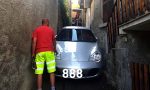 Segue il navigatore e rimane incastrato con la sua Porsche