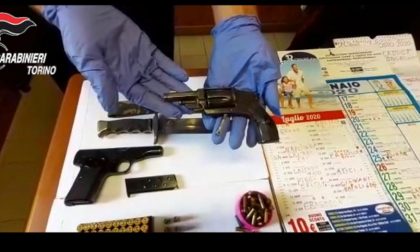 Armi, coltelli e quaderno con la contabilità da usuraio, arrestato insospettabile 76enne LE FOTO