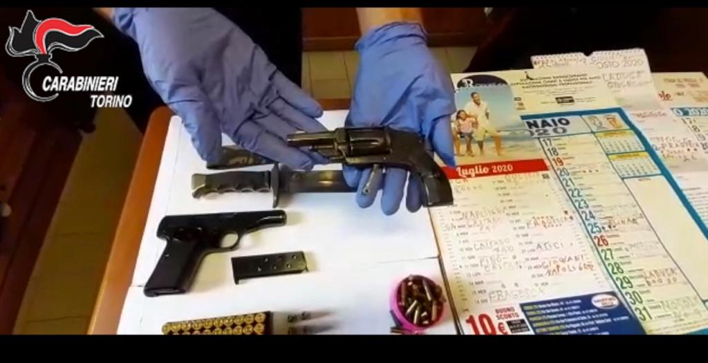 Armi, coltelli e quaderno con la contabilità da usuraio, arrestato insospettabile 76enne LE FOTO