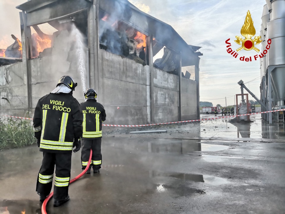 Incendio in un capannone agricolo LE FOTO
