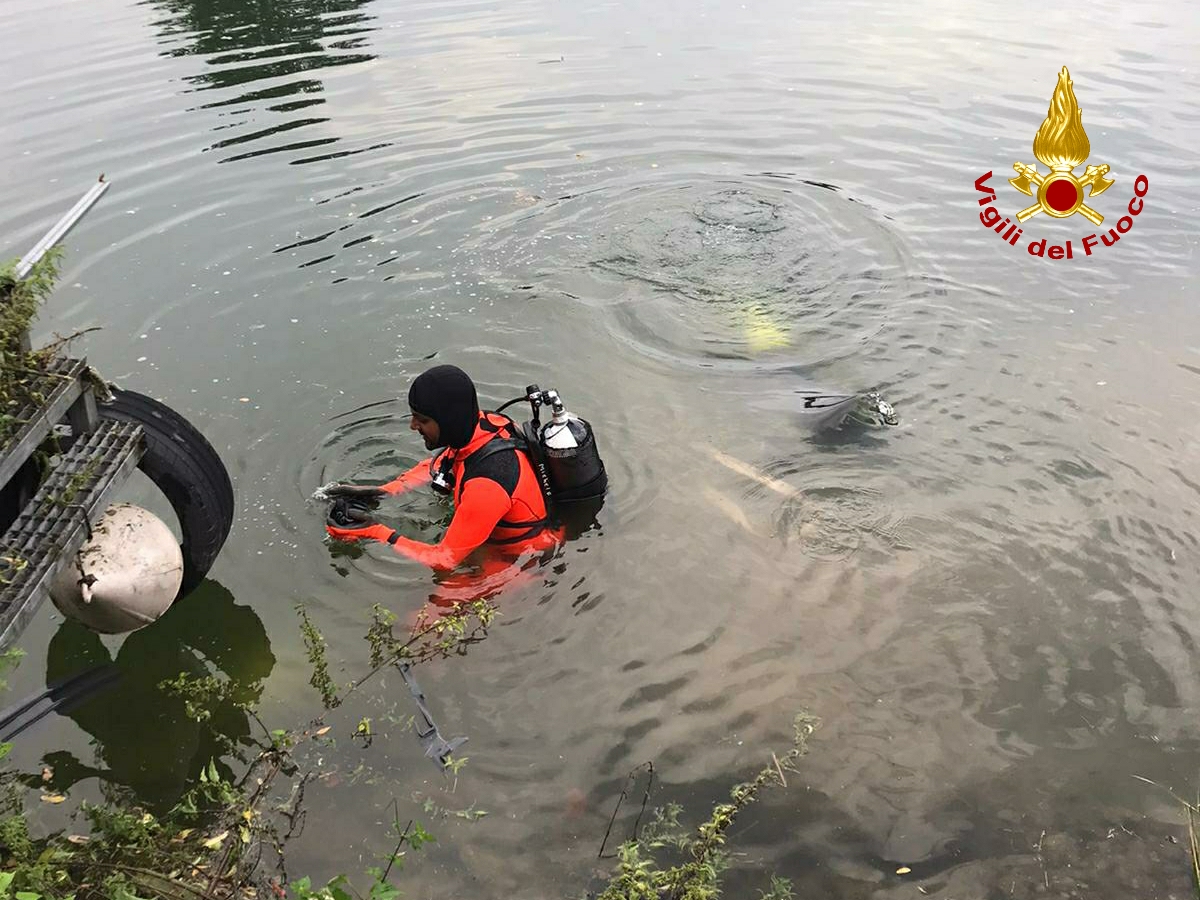 La distrazione di un attimo e l’auto scivola nel lago