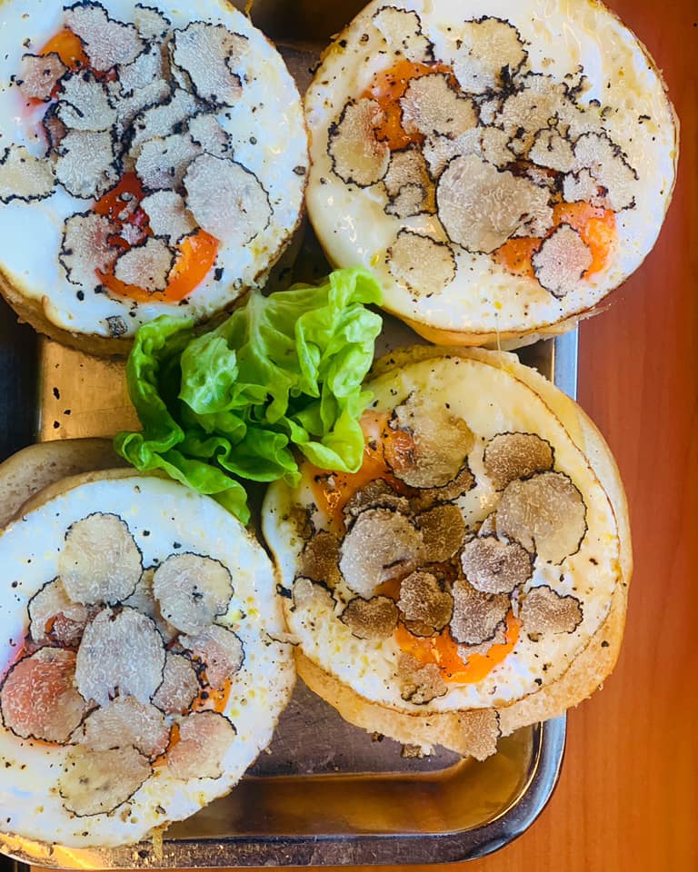 Cala il sipario sull’autogrill più bello d’Italia: altro che panini, opere d’arte del territorio