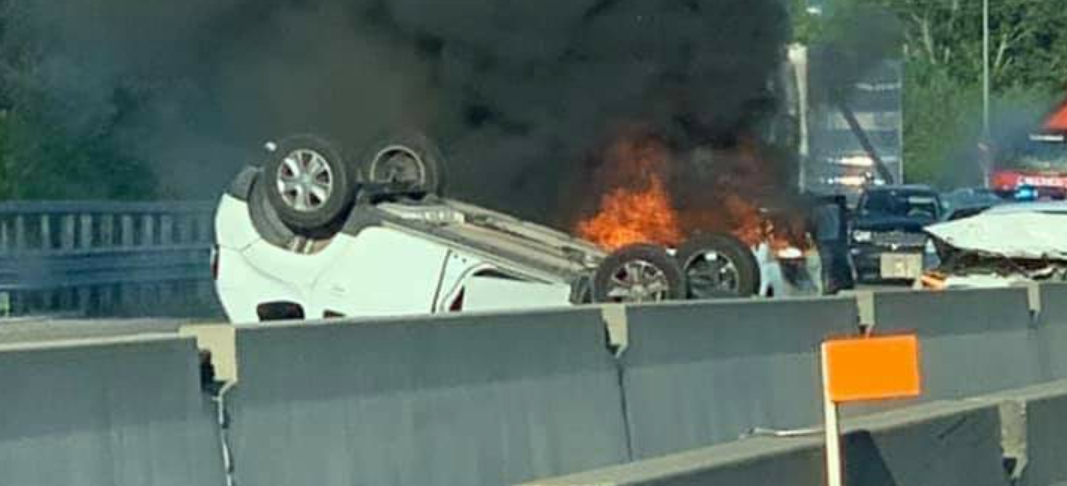 Schianto sulla tangenziale di Torino: auto in fiamme e ribaltamento