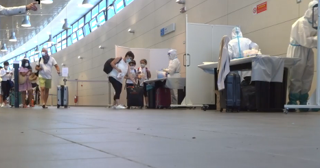Tutti in fila per il tampone gratuito per chi torna dai luoghi all’estero a rischio VIDEO