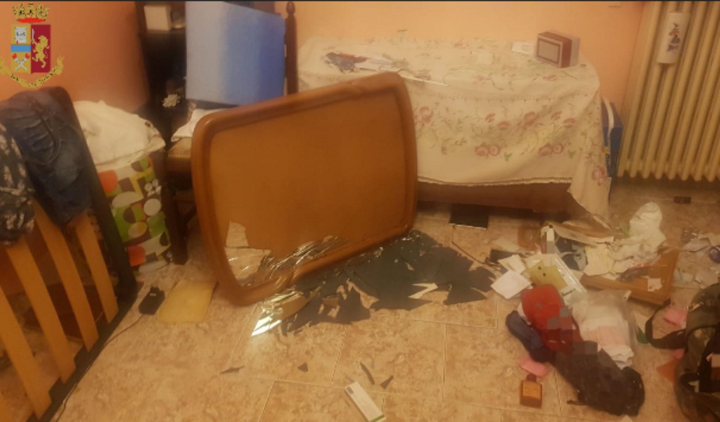 Si conoscono su Facebook e iniziano una relazione: lui l’aggredisce tre volte in un mese