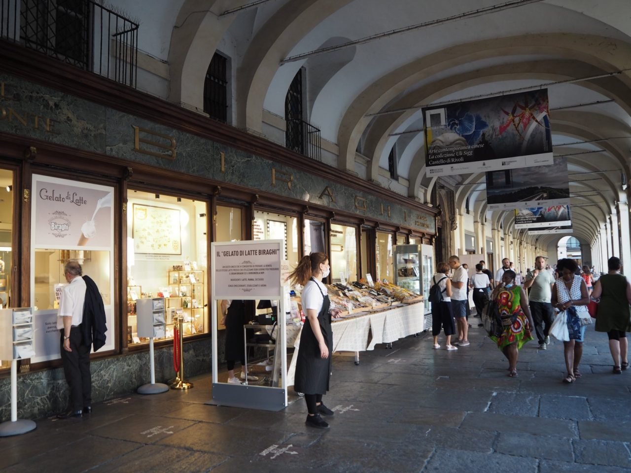 La bancarella in piazza San Carlo non sarà “chic”, ma è molto meglio di una serranda abbassata
