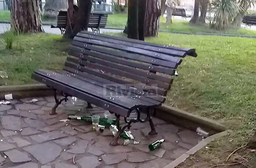 Multa per una compagnia di ragazzi “accampati” in un giardino pubblico di Diano Marina