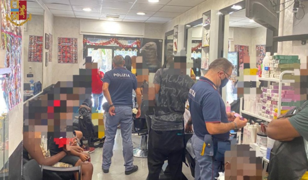 Assembramenti e nessun dispositivo di protezione: chiuso salone di barberia