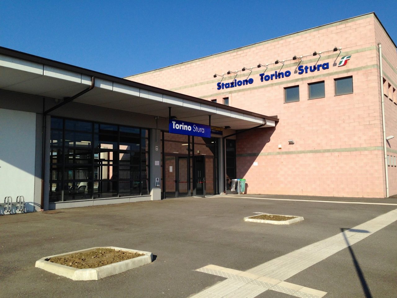 Quattro vandali “bene” in azione alla stazione di Torino Stura: beccati