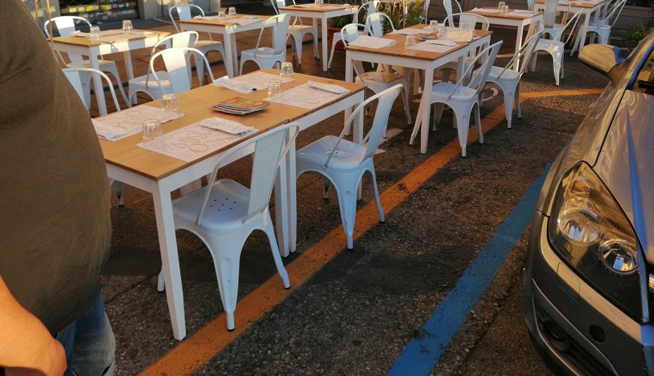 Tavolini della pizzeria sulla ciclabile: la protesta feroce sui social