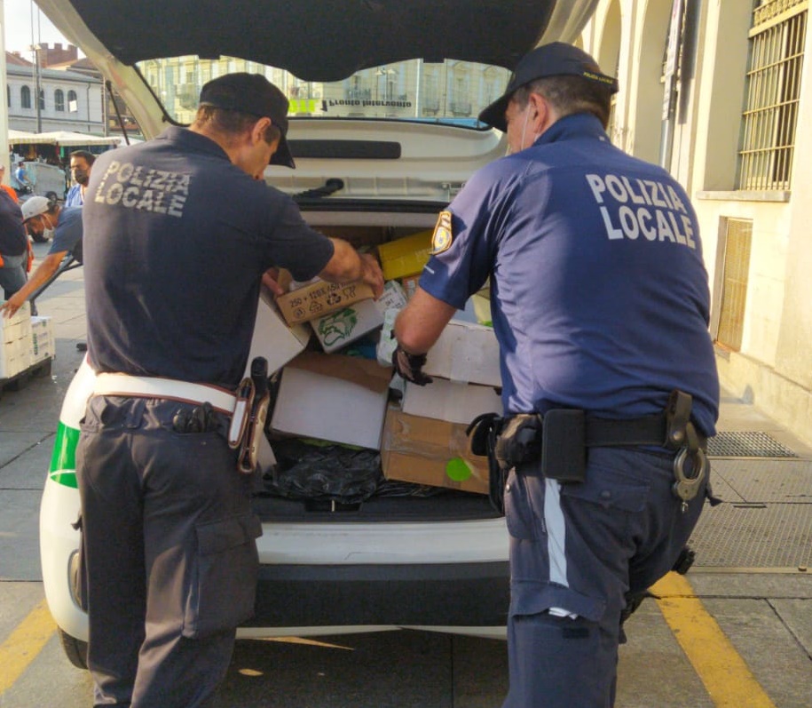 Sacchetti di plastica venduti abusivamente: maxi sequestro