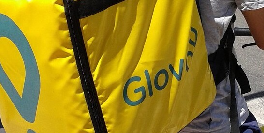 Il tribunale dà ragione a 8 rider di Glovo: “Vanno riconosciuti come lavoratori subordinati”