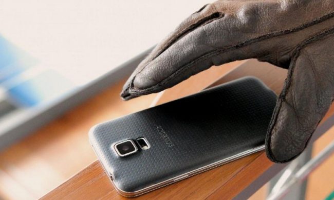Le strappa il cellulare e scappa: geolocalizzato e arrestato