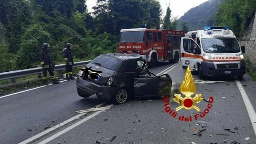 Schianto fatale per un automobilista contro un camion: morto 64enne