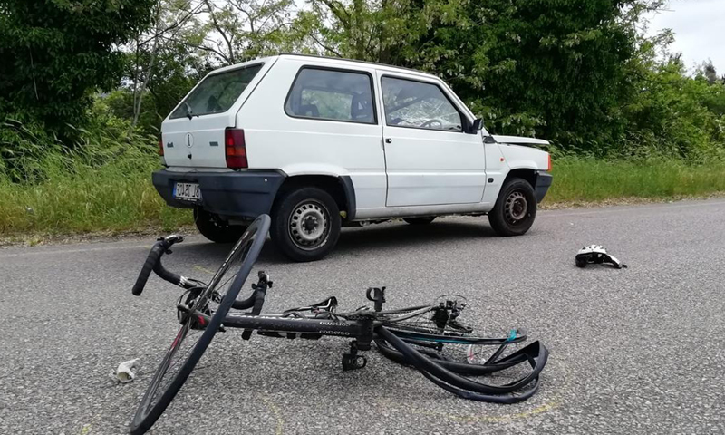 Ottantenne “incerto” investe due ciclisti: si ferma… poi scappa
